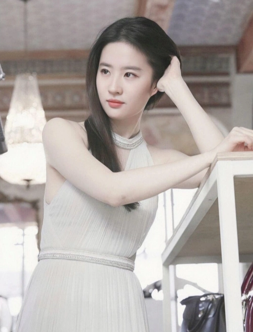 刘亦菲白色挂脖背心连衣裙造型你喜欢么