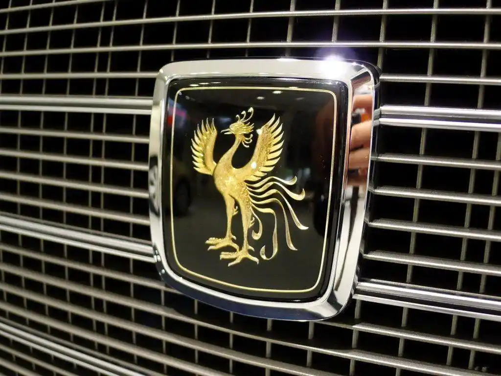 进气格栅采用镂空式造型,再配上丰田世纪的专属logo——金凤凰,整个