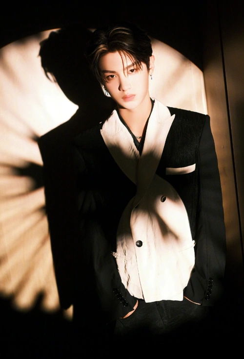 黄明昊黑白撞色西装,聚焦立体俊逸五官,光影交织氛围感拉满