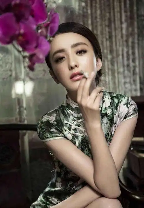 佟丽娅穿上旗袍优雅大气美若天仙36岁的她依旧宛如少女