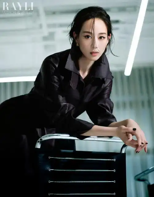 张钧甯湿发故事感大片##张钧甯烟熏湿发大片