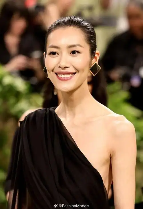 metgala红毯##刘雯metgala##刘雯黑色斜肩纱裙