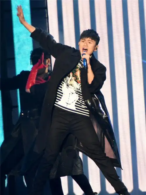 张杰上海演唱会台上"一蹦三尺高" 燃爆全场