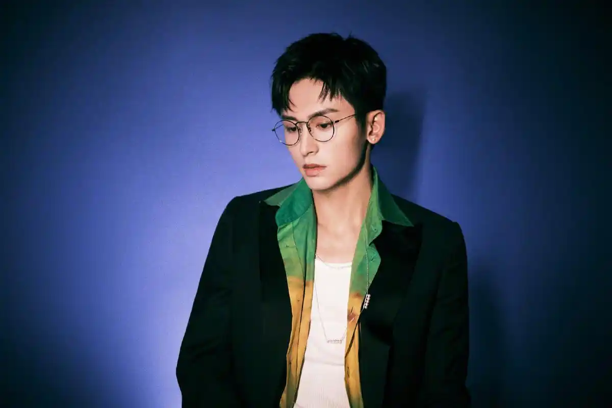 张哲瀚黑色西服墨绿色衬衫图片:瀚瀚绝美