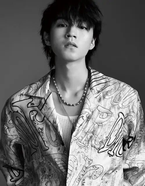 王俊凯"万有引力"大片释出  挑战碎盖狼尾发型做最真实的自己