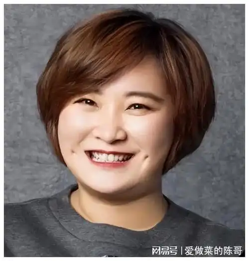 她有一个很爱自己的姐姐放弃了上大学的机会,还在供贾玲读书