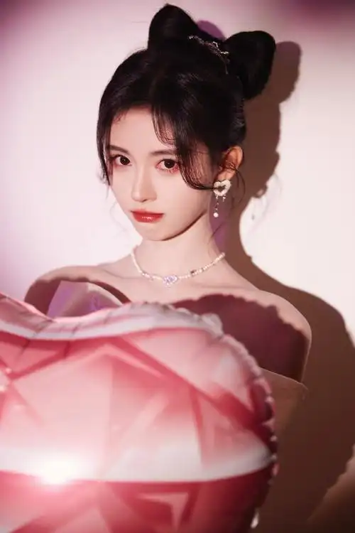 鞠婧祎最新美照曝光一袭白裙温柔可人