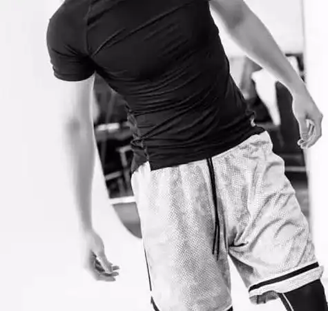 外搭了一条白色的短裤,他手臂,胸膛上的肌肉清晰可见,可见黄立行平时