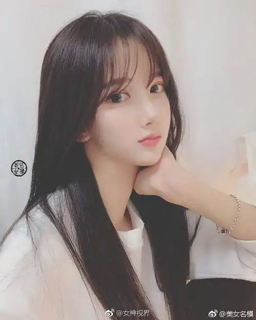 高颜值的小姐姐,身材不差,长相甜美.