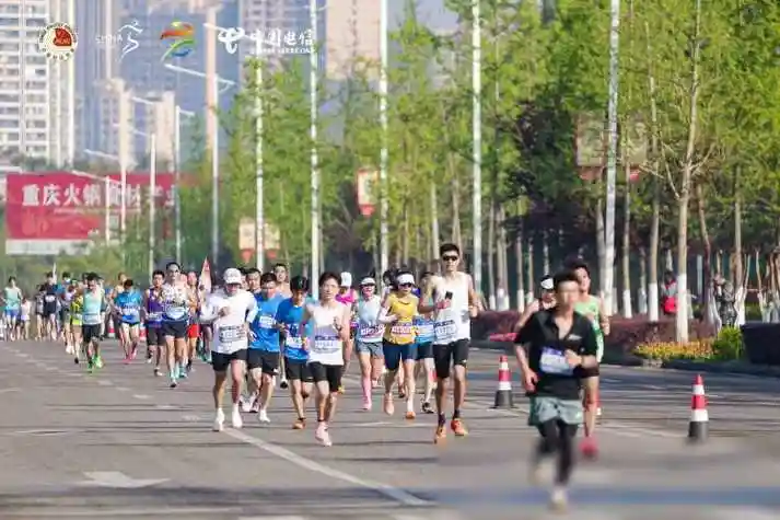 原创重庆市七运会半程马拉松赛鸣枪开跑合川队勇夺男女冠军