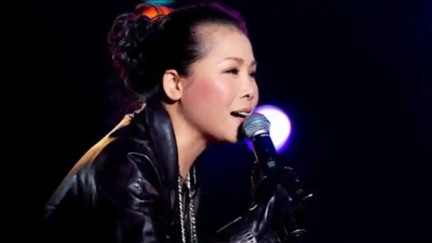 "上古"天后田震复出!在唱经典《风雨彩虹铿锵玫瑰》,泪崩