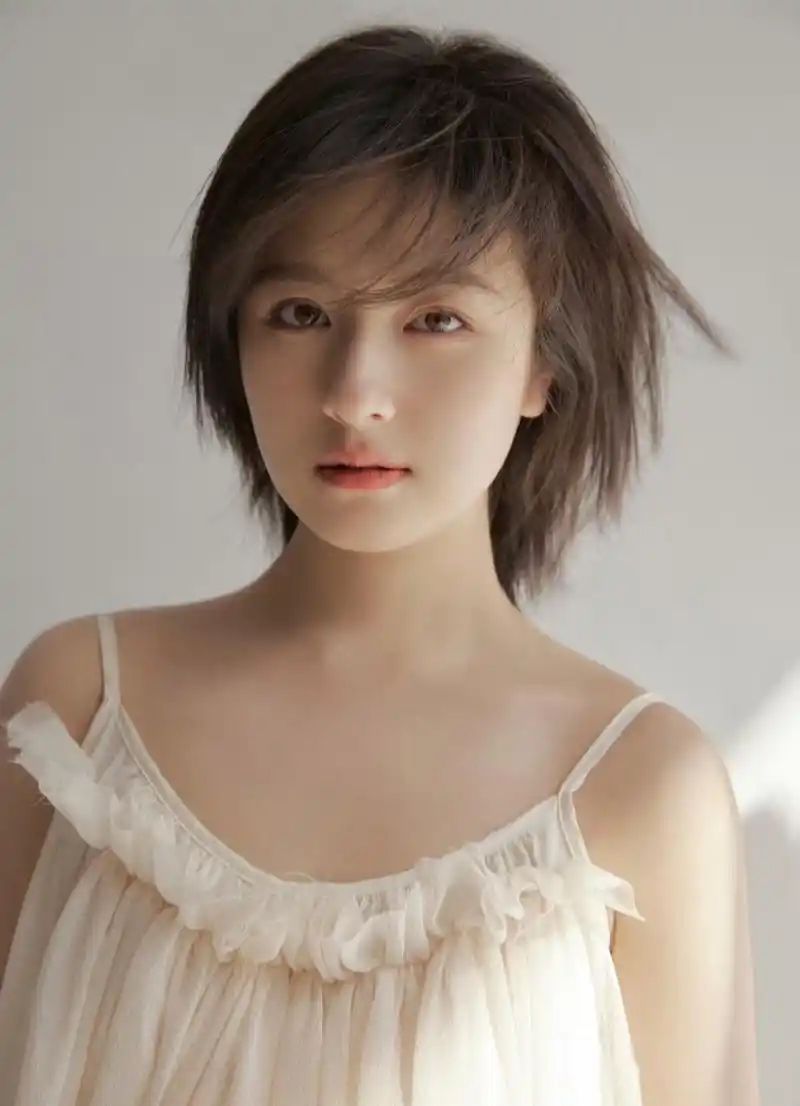 李兰迪身穿清新白裙出镜,迎着阳光拍摄画面太唯美,自然而然的一种干净