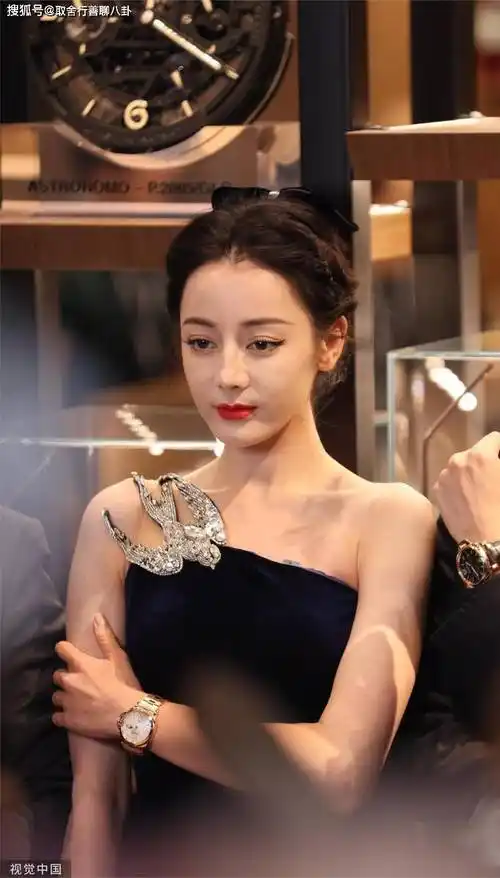 女星迪丽热巴出席活动,穿黑色开叉长裙好优雅,嘴唇性感美貌迷人_演技