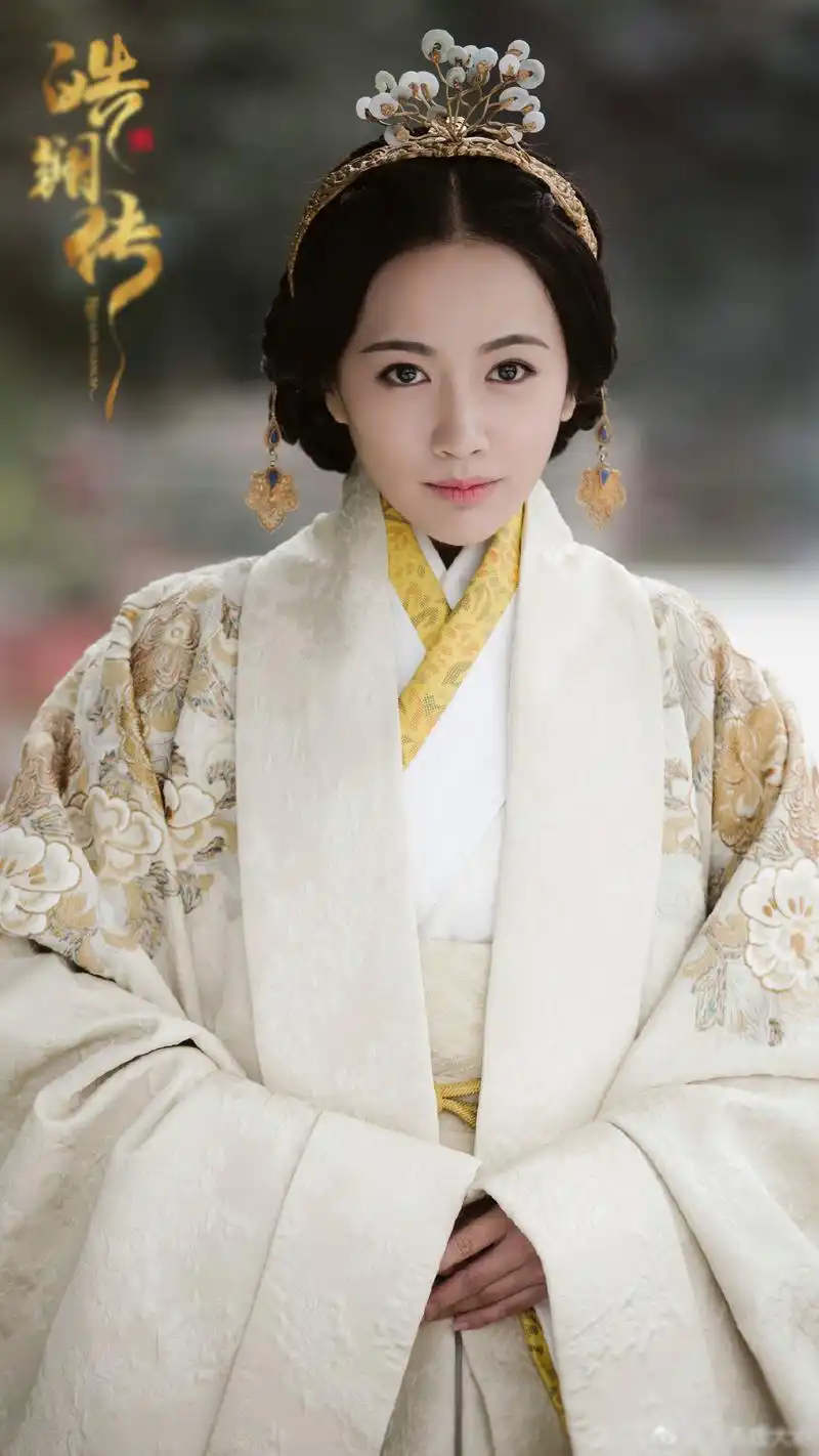 而岫玉与母亲共同杀害了李皓镧的母亲后,同时也陷害了李皓镧,让其被