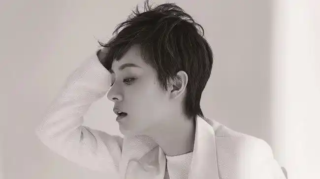 孙俪化身时尚icon登封面 身材窈窕侧脸迷人