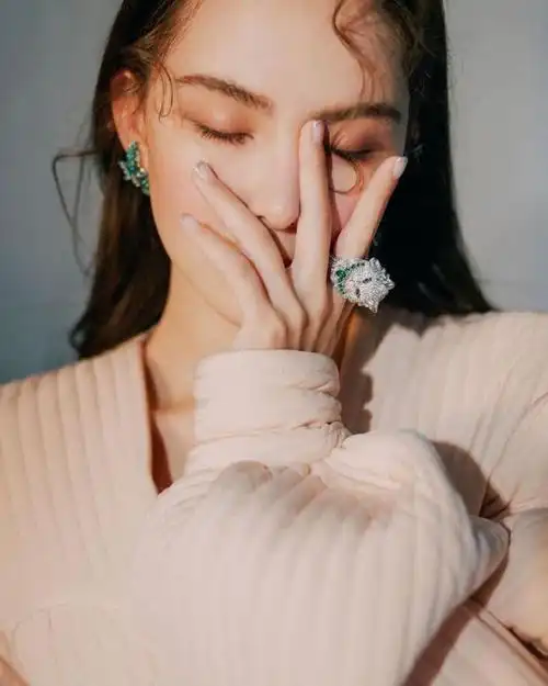 昆凌黑皮衣时尚冷艳写真图片45