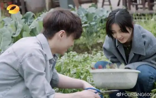 张艺兴向张子枫安利三种零食张子枫的吐槽好扎心我们有代沟