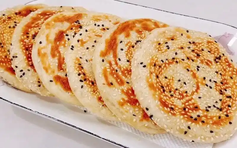 五香芝麻烧饼真简单,比例手法告诉你,做出的饼松软咸香层次丰富