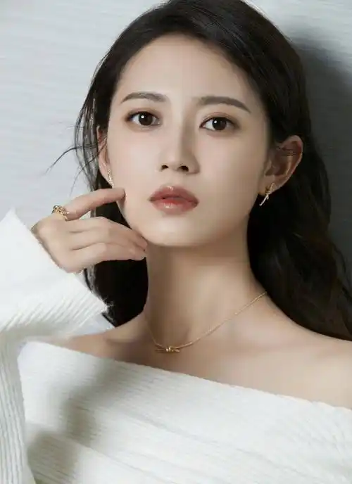 女星陈钰琪时尚造型:靓丽甜美,五官精致