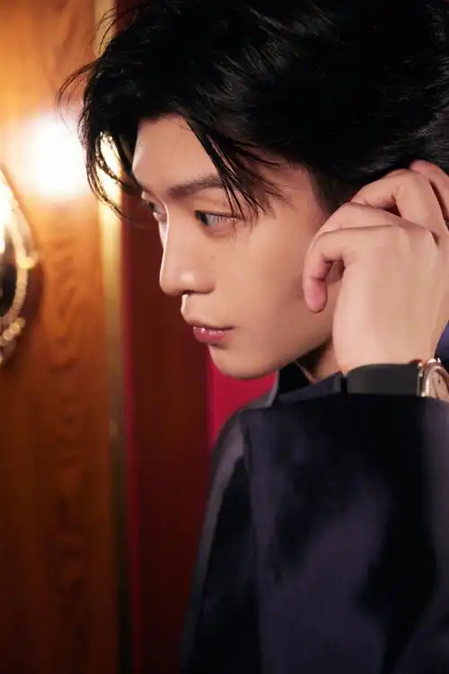 明星华表奖出发图##华表奖红毯##范丞丞携新作品亮相华表奖