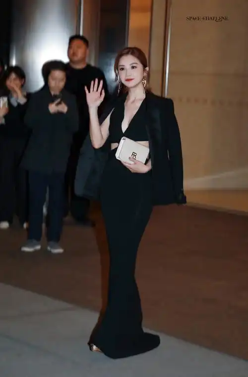 蔡卓妍超话|#阿sa蔡卓妍#  240430 ralph lauren秀场下班  明明是黑色