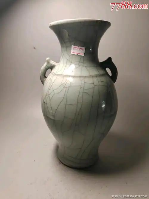 现代仿宋官字款双耳花瓶一只