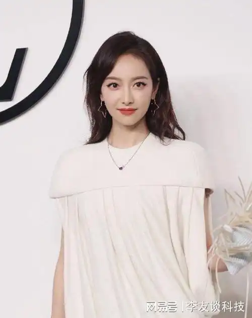 唐嫣和李沁知性迷人的穿搭, 不如宋茜法式风格穿搭减龄效果好