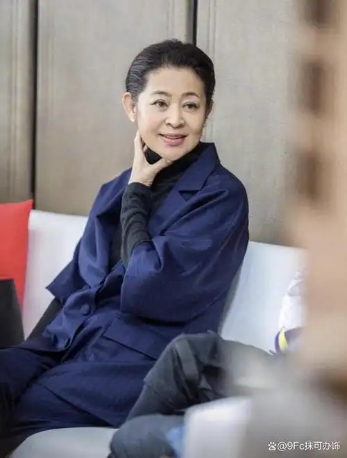 被倪萍老年状态惊艳:体态优雅,妆发得体,衣着朴素,60 像30岁