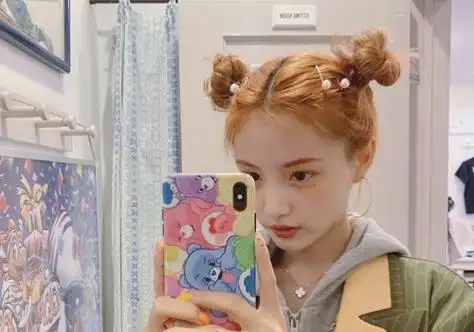 头顶两个丸子头娇俏可爱 就问你好看不