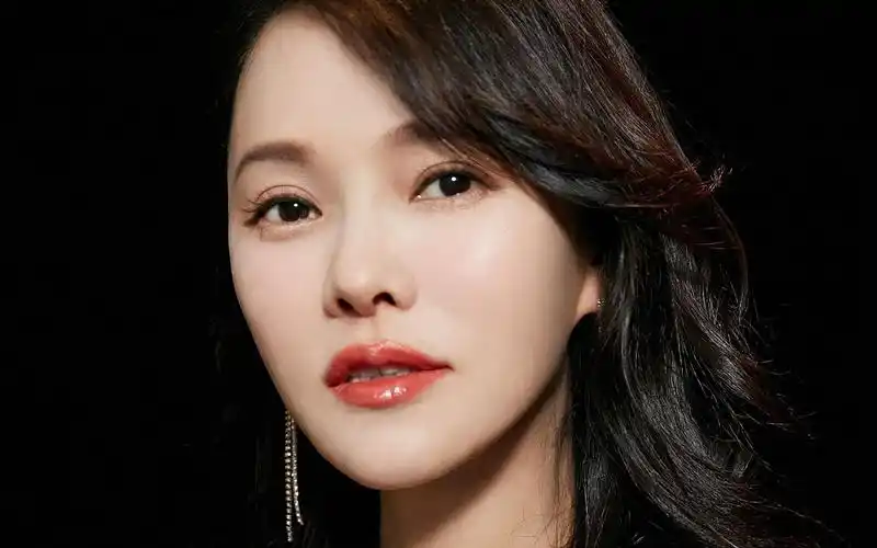 鲁豫有约:伊能静直呼父亲旧照像胡歌,一米八几的大高个,真的很像!