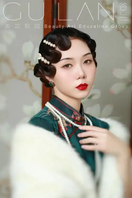 民国风复古旗袍造型低发髻手推波