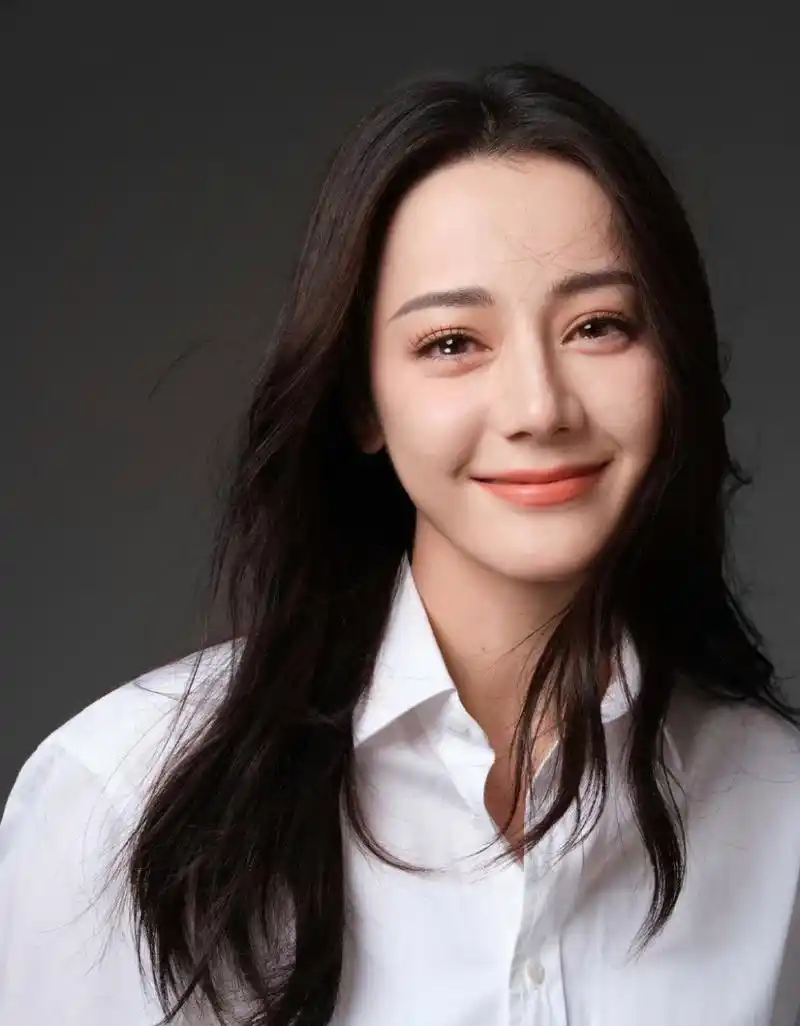 迪丽热巴身穿白色衬衫搭配黑色阔腿裤拍摄杂志大片,极简主义透露随性