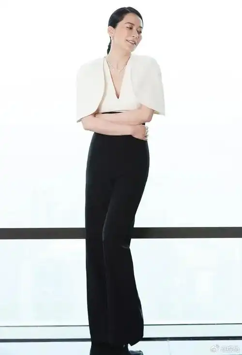 被俞飞鸿高级感折服!穿v领上衣配阔腿裤高挑迷人!