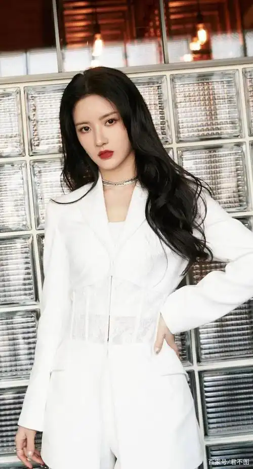 神仙颜值刘些宁