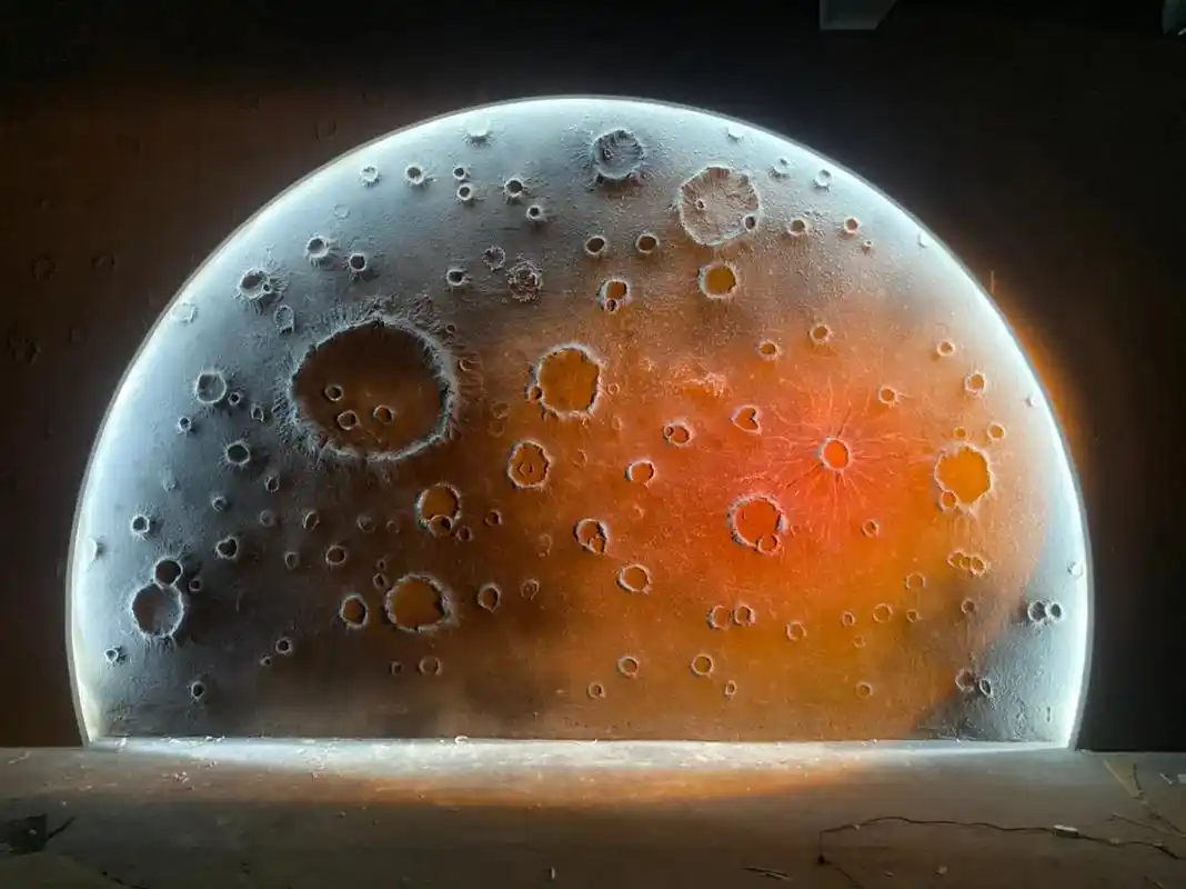 @佟帅又饿了 来老弟上个封面 #月球表面浮雕 可以来打卡了 - 抖音