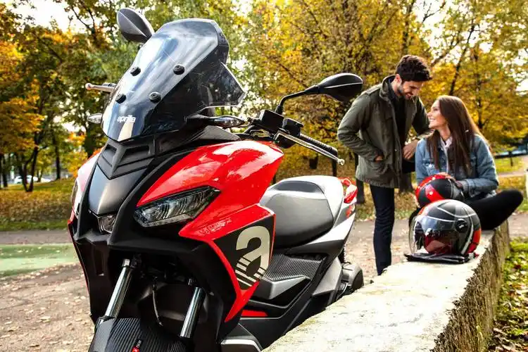 阿普利亚srgt125200户外特写