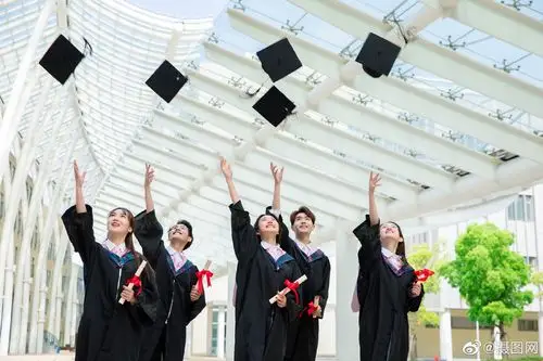 学士服毕业照大家都在拍可同样的姿势