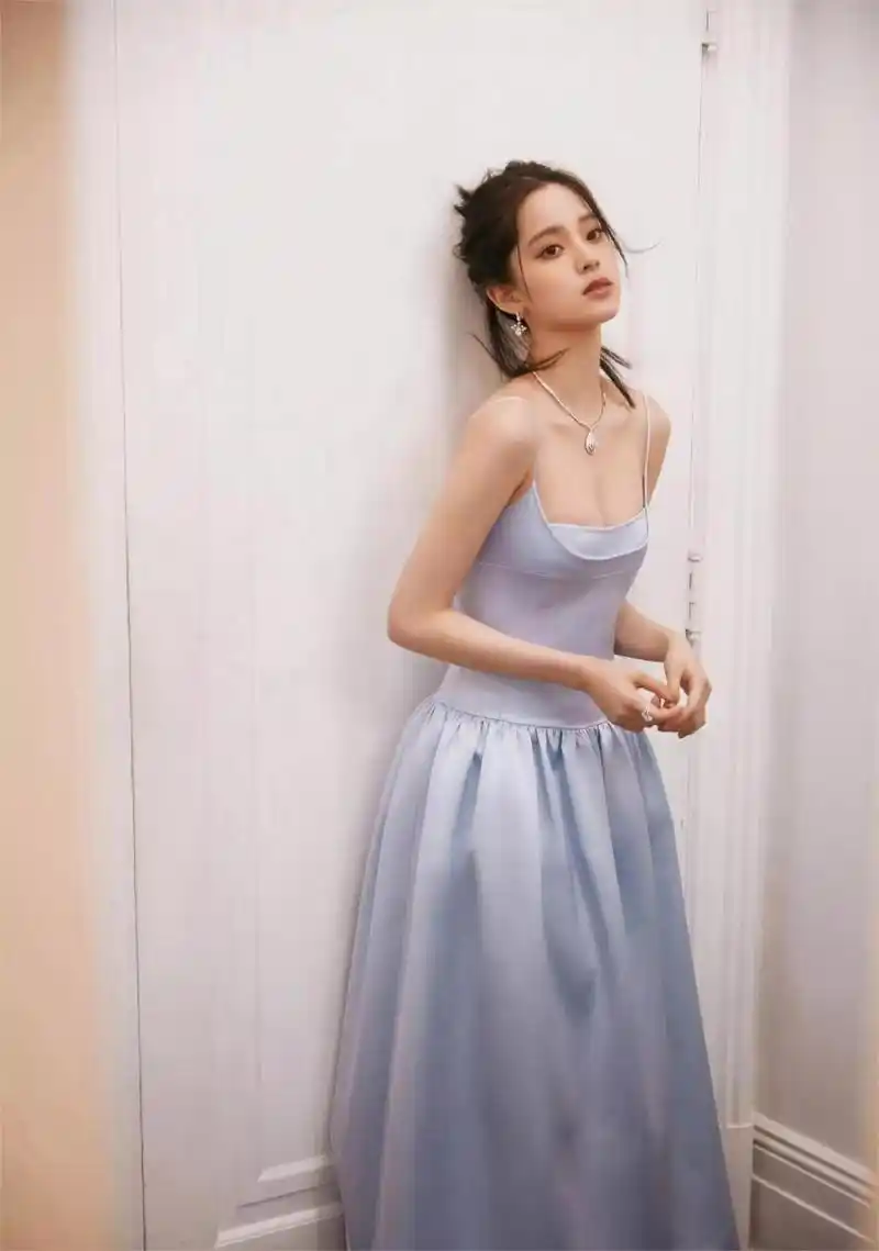 欧阳娜娜吊带抹胸裙性感写真,清新的气质让人移不开眼,女人味十足