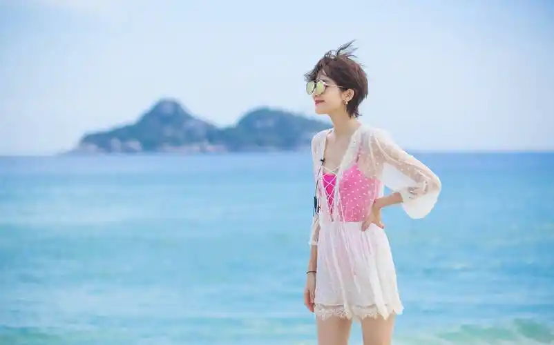 上一年拍摄综艺的时候,古力娜扎还尝试过这种罩衫 泳衣的款式,效果