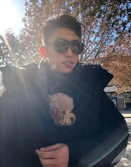 黄景瑜晒与狗狗合照,网友却羡慕墨镜里的姑娘_女孩_丹东_口音