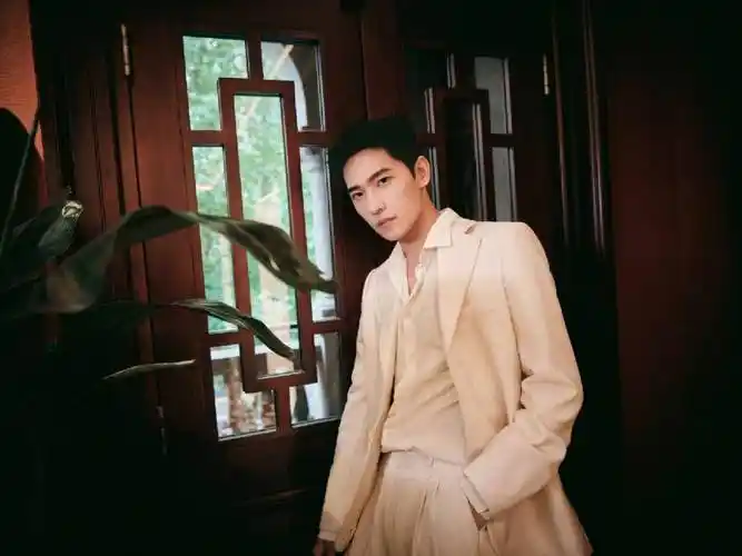 杨洋和富婆的八卦传出,油腻形象改头换面,导致顾漫新书引发争议_合作