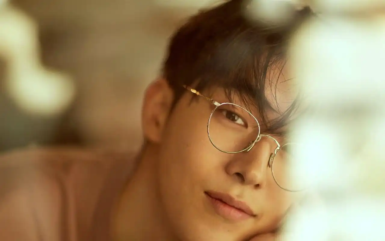 南柱赫时尚画报电脑壁纸南柱赫韩国帅哥明星帅哥长腿帅哥