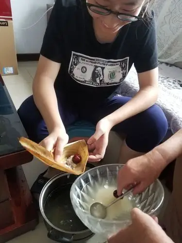 为了学会包粽子,专门将姥姥请到家里来,手把手,一点一点教我包粽子.