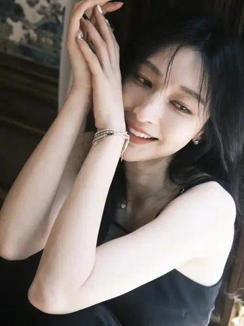 张俪氛围感复古大片释出穿白背心长发披肩清纯如可人