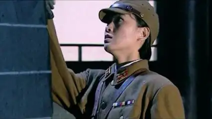 美女神枪手深入敌营,一枪打中日本军官,最后还顺利逃脱