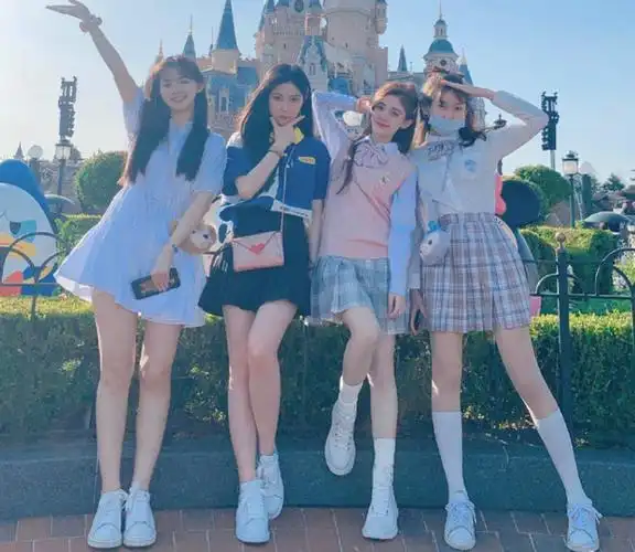 难怪鞠婧祎只晒单人照,看到与闺蜜们同框的全身照,要我我也不晒