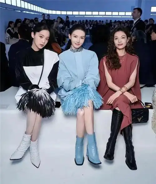 右边略显腼腆|欧阳娜娜_网易订阅