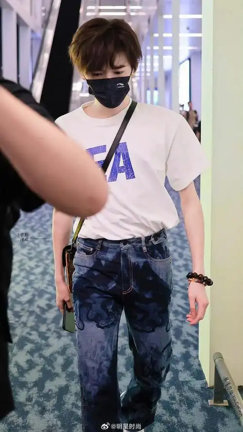 白t 牛仔裤,今日份的小栗子是阳光帅气的大男孩没错了|牛仔裤|宋亚轩