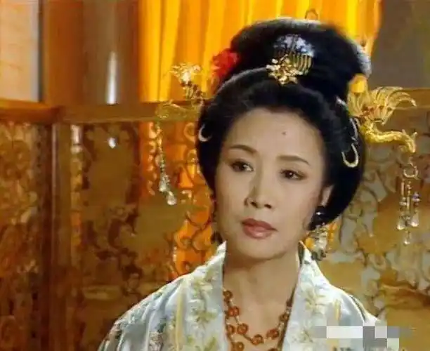 随后她又出演了《蓝风筝》,《武则天》,《三国演义》等多部大剧虽都是