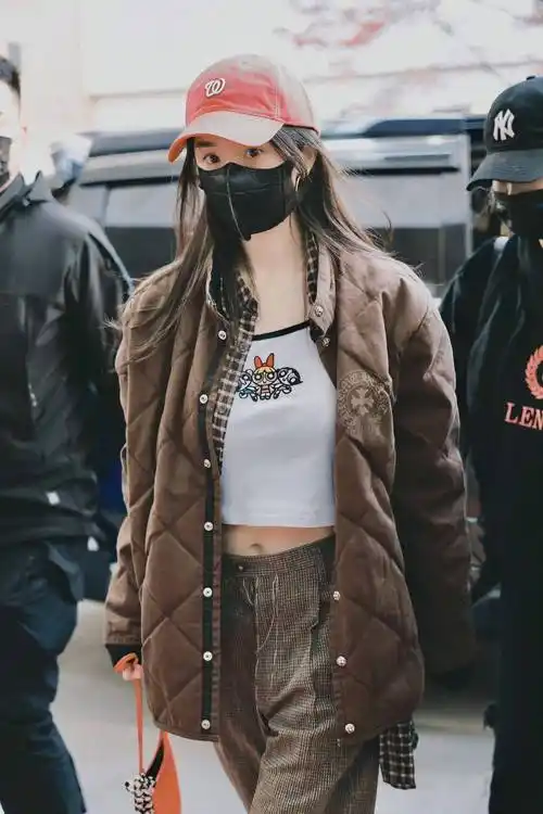 35岁杨幂不愧是时尚达人,穿露脐装秀出一截马甲线,一秒变身潮人_菱格